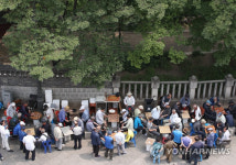 탑골공원이 노인들 사유지? vs 장기 두는 게 죄?