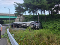부산울산고속도로 장안IC 램프서 화물차 전도…도로 통제
