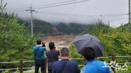 [르포]단비에 물이 얼마나 찼을까? 최악 가뭄에 오봉저수지 찾은 강릉시민들