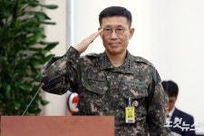 거수 경례하는 김규하 육군참모총장