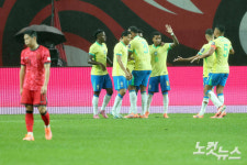 홍명보호 스리백, 이대로 괜찮을까?…삼바 군단에 0-5 '와르르'
