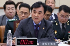 의원 질의에 답변하는 안규백 국방부 장관