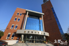 무덤 옆 작은 교회에서 30년…홍동필 목사의 전주새중앙교회 이야기