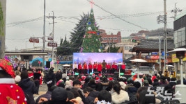 성탄 전야 광주…교회·성당은 분주, 골목골목엔 축제 열기