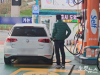 공습 이전 들여온 건데 왜?…주유소 기름값 폭등에 부글부글