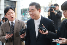 [속보]경찰, 김병기 의원 3차 소환…뇌물수수 등 혐의