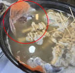 어묵탕에 순대 비닐째 둥둥…부산 축제 노점 비위생 논란