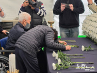 14명 사망 안전공업 대표 무릎사죄…유족 쇼하지 마 격앙[영상]