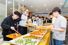 강원대 춘천캠퍼스 이천원의 저녁 뷔페 운영