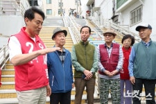 고척동 고지대 주거지 방문해 주민들과 대화 나누는 오세훈 후보