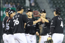 'ERA 11점대' 대체 선발 깜짝 카드? KT, '0.5경기 차' LG 상대 선두 탈환 정조준