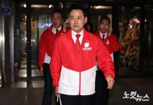 중앙선관위 항의 방문 위해 이동하는 장동혁 대표