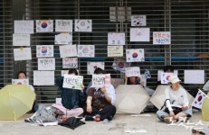 '잠실 투표소 봉쇄 시위' 나흘째