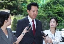 '여론조사 대납 의혹' 재판 재개…법정 향하는 오세훈 서울시장