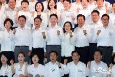 민주당 의원 워크숍, 기념촬영하는 김민석·정청래·송영길
