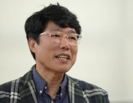 노숙인 위해 서울역서 붕어빵 나눠주는 표인봉 사연