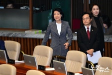 제명 촉구 결의안 상정되자 본회의장 나서는 이진숙 의원