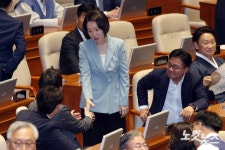 의원들과 인사하는 이소영  중소벤처기업부 장관 후보자