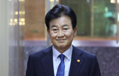 정동영, 北지뢰 폭발에 '조기귀국'…