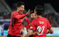 손흥민 59호 골+오세훈 골…흔들리던 韓 축구, 우즈베크 2-0 격파