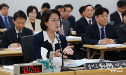 추미애 첫 국감…김지용 질문에 