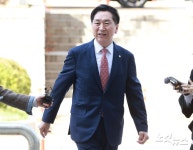 '김건희 명품 선물' 김기현 1심 선고 출석…