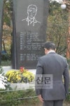 日외상, 이수현씨 추모비 ‘깜짝 헌화’