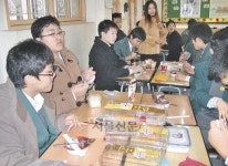 [아침을 먹자] 입시 앞둔 제자들에 격려의 선물
