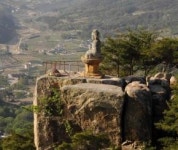 [서동철 전문기자의 비뚜로 보는 문화재] (34) 관룡사 용선대 석조여래좌상