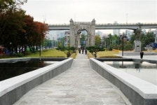 독립문 112년만에 개방… 시민쉼터로