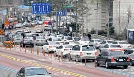 [생각나눔 NEWS] 도심정체 부추긴 공휴일 갓길주차