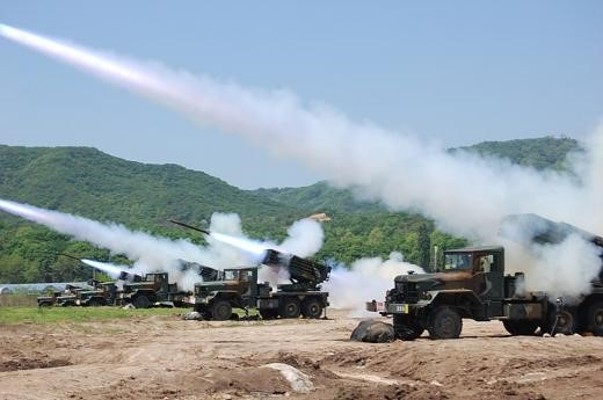 [기획 한국군 무기 27] 최초 국산 다련장 로켓 ‘K-136 구룡’ | 포토뉴스