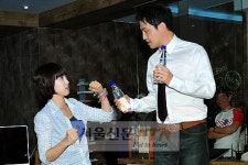 [NTN포토] 은정 “웅인 오빠, 두 팔 힘있게 흔드셔야죠?”