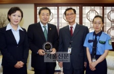 “횡단보도 옮겨줘 감사”  맹형규장관 효제초교서 감사패