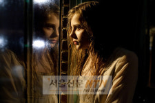 ‘렛미인’ 뱀파이어 소녀, 할리우드 차세대 톱스타 ‘등극’