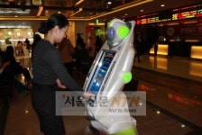 롯데시네마, 영화티켓발권 로봇 최초 도입 “바빠진 시로미”