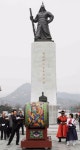이순신 장군 동상 귀환… 시민들 환호