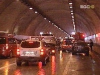 영동고속도로 20중 추돌 사고…대관령터널 아수라장