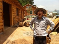그는 왜 혼자서 통나무집을 지을까