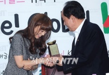 [NTN포토] 농식품 수출 홍보대사 위촉패 받는 원더걸스 선예