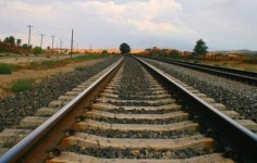 3살 소녀 선로에서 잠자다 기차에 깔렸지만… 