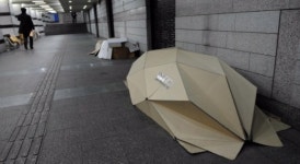 좋은 취지로 만들었지만… ‘노숙인 박스집’ 놓고 시끌