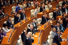 10대8 vs 9대9 상임위장 줄다리기