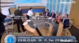 던지고 때리고…생방송 도중 몸싸움 벌인 정치인들
