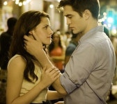 최고 수입 여배우 스튜어트, ‘트와일라잇’ 패틴슨 품으로…결혼 임박