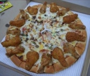 동네에서 시킨 치킨피자, 치킨+피자 둘다 먹고 싶을때 ‘일석이조’