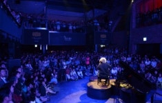 백발 거장의 첼로선율, 클럽비트를 싣다