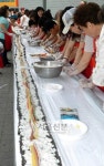 1㎞ 김밥, 쌀 7가마니+김 1만장 소모 ‘5000명 참여 김밥 만들기’