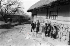 [DB를 열다] 1965년 초가집 처마 밑 햇볕 쬐는 아이들
