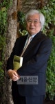 [저자와의 차 한잔] 산문집 ‘조용한 걸음으로’ 낸 원로 문학평론가  김병익